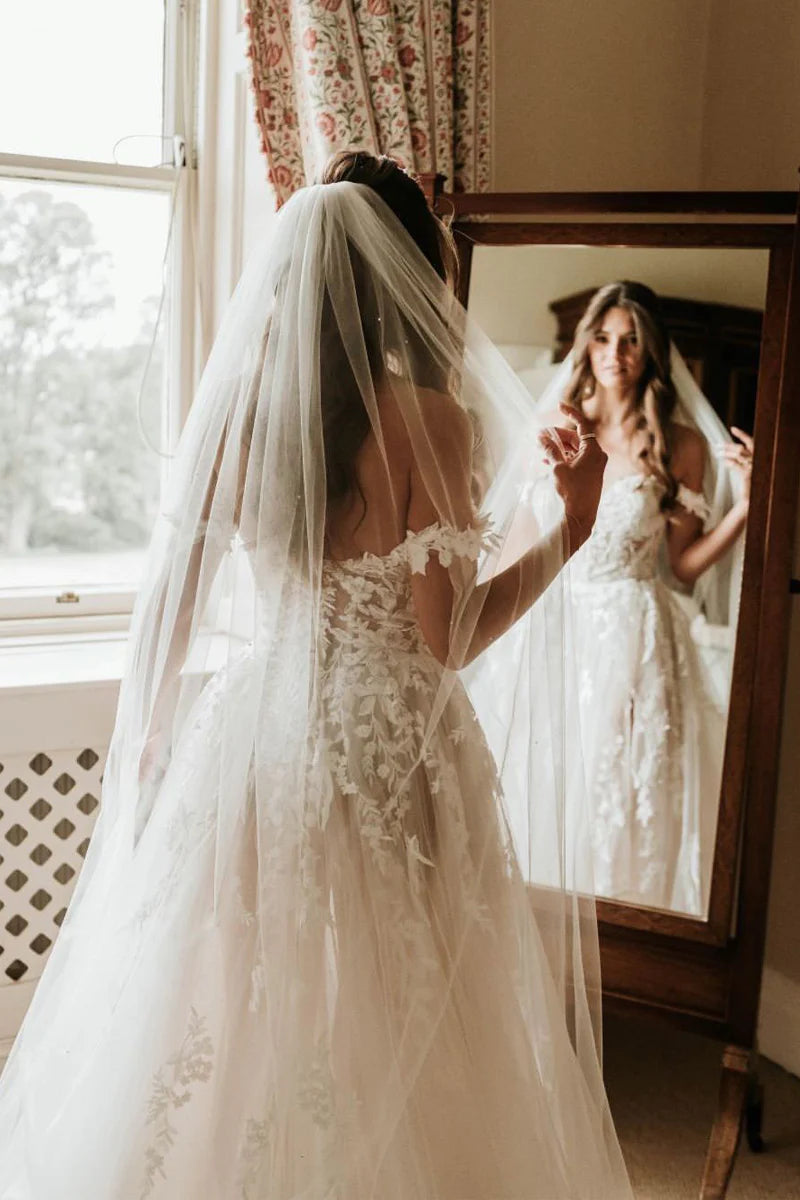 Off-The-Shoulder Sleeveless Tulle Wedding Dress Appliques Lace
