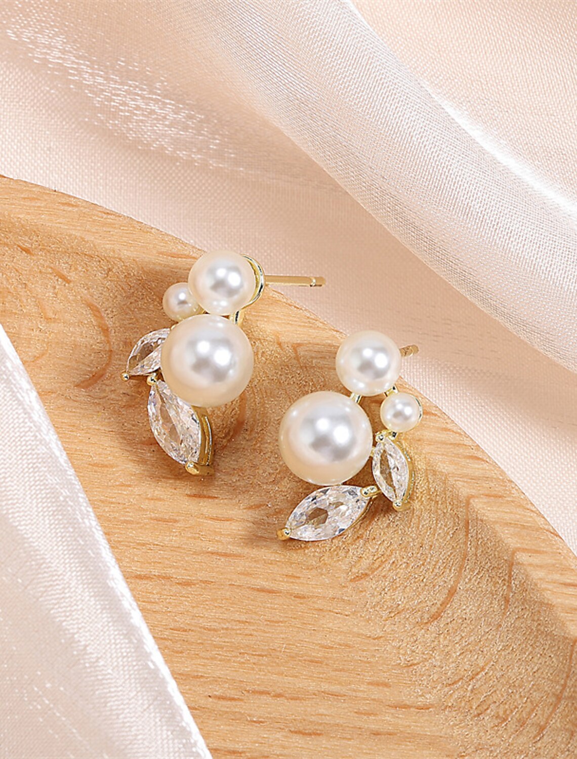 Women's Clear White Fine Jewelry Classic Drop Stylish Trendy Imitation Pearl Earrings Jewelry Silver / Gold For Wedding Party 1 Pair