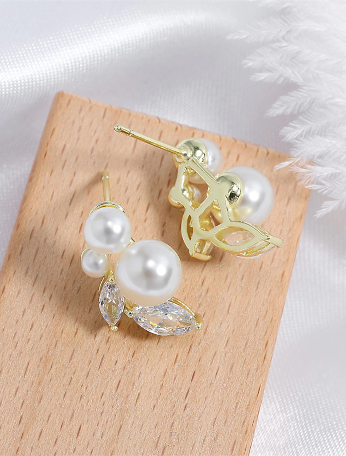 Women's Clear White Fine Jewelry Classic Drop Stylish Trendy Imitation Pearl Earrings Jewelry Silver / Gold For Wedding Party 1 Pair