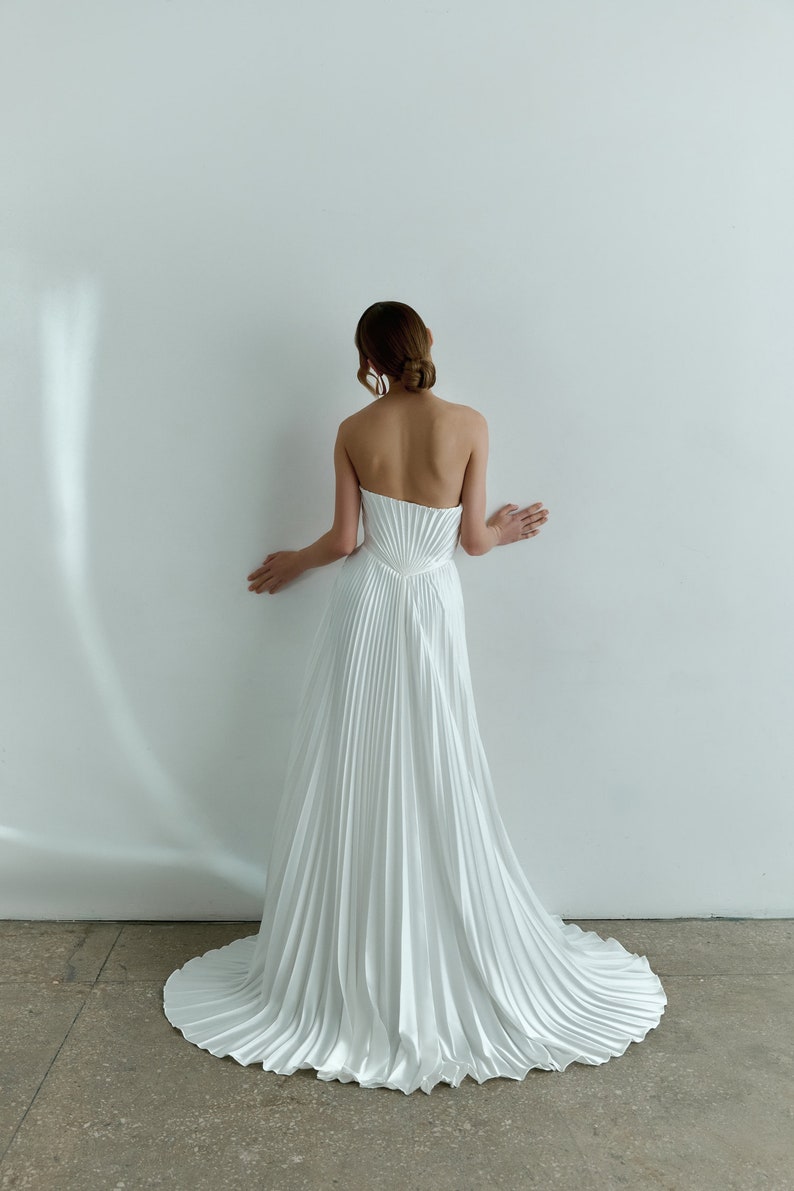 Pleated wedding dress Strapless satin wedding dress Modern A-line brid ...