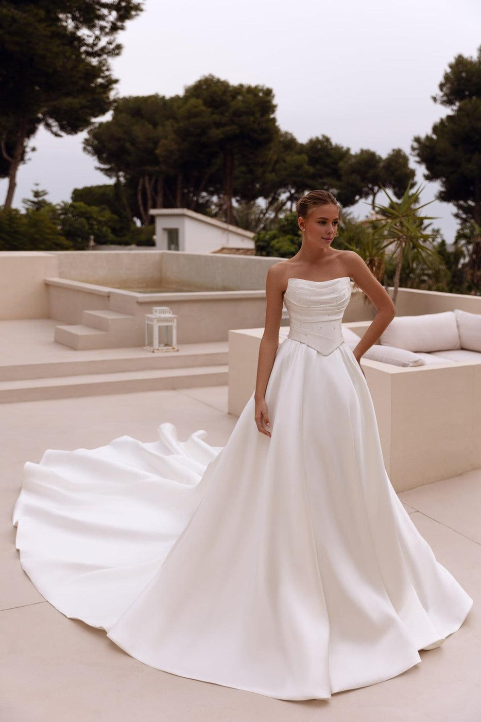 Elegant Strapless Ball Gown White Satin Wedding Dresses VK0801003