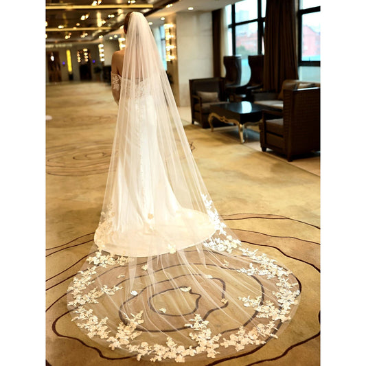 One-tier Stylish Wedding Veil Chapel Veils / Cathedral Veils with Embroidery