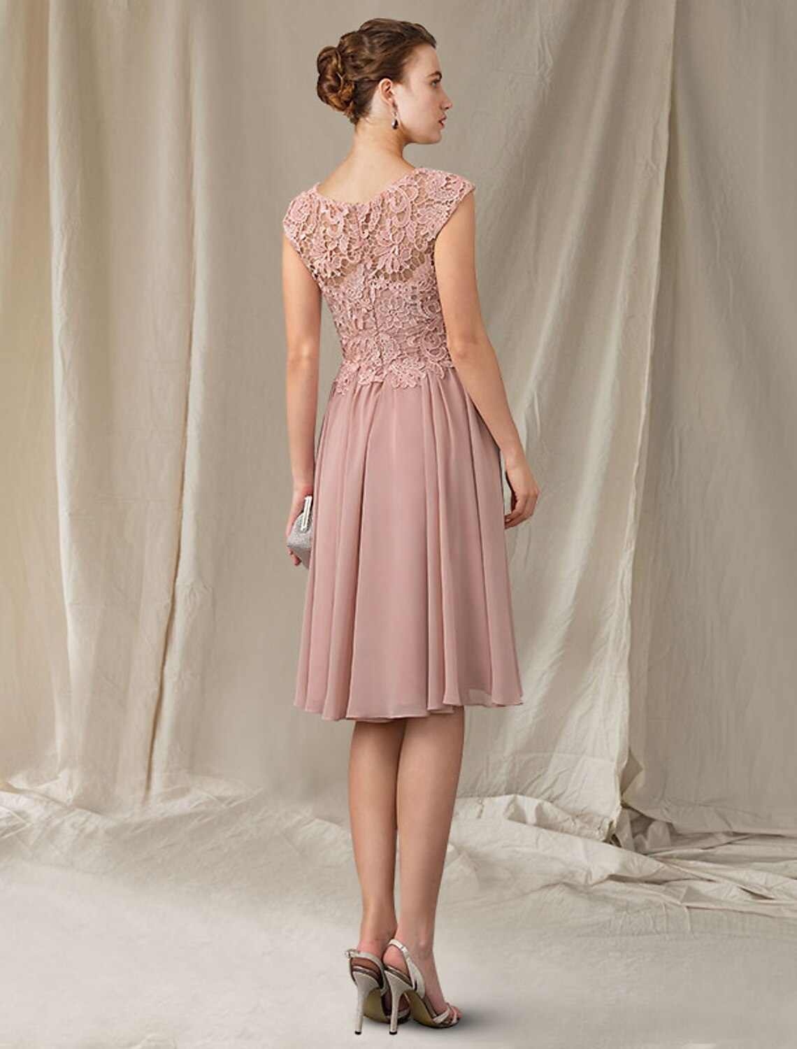 A-Line Mother of the Bride Dress Elegant Jewel Neck Knee Length Chiffon Lace Sleeveless with Pleats Appliques